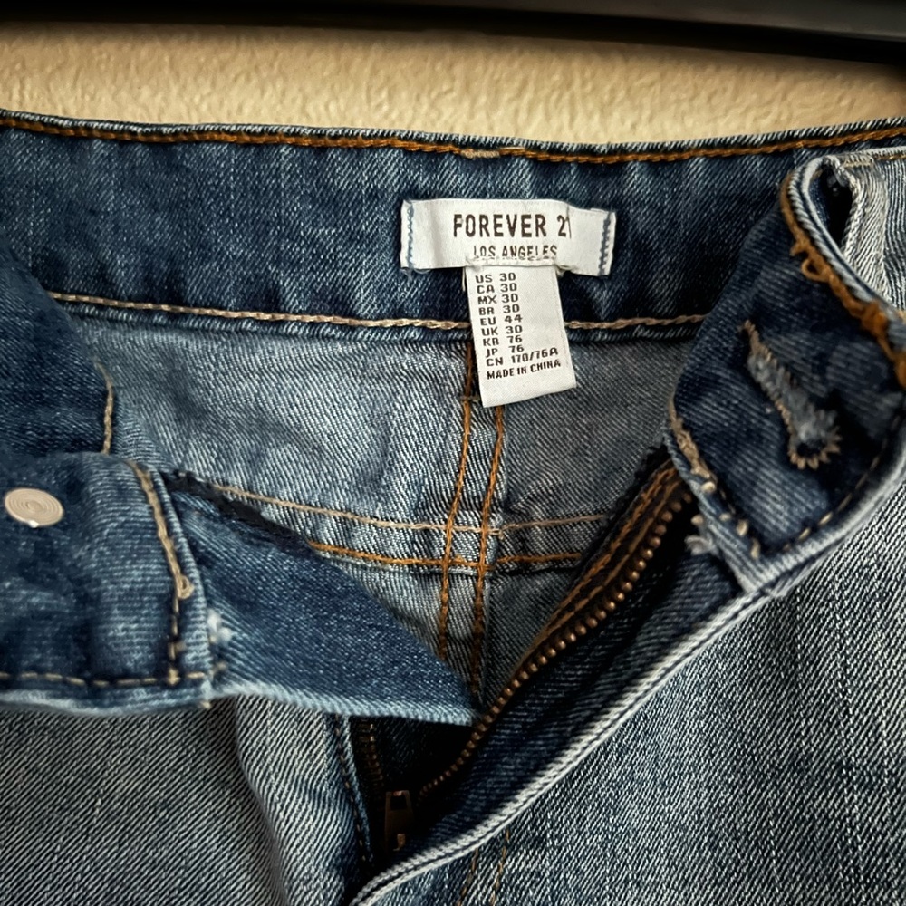 Distressed Denim shorts - Picture 2 of 4